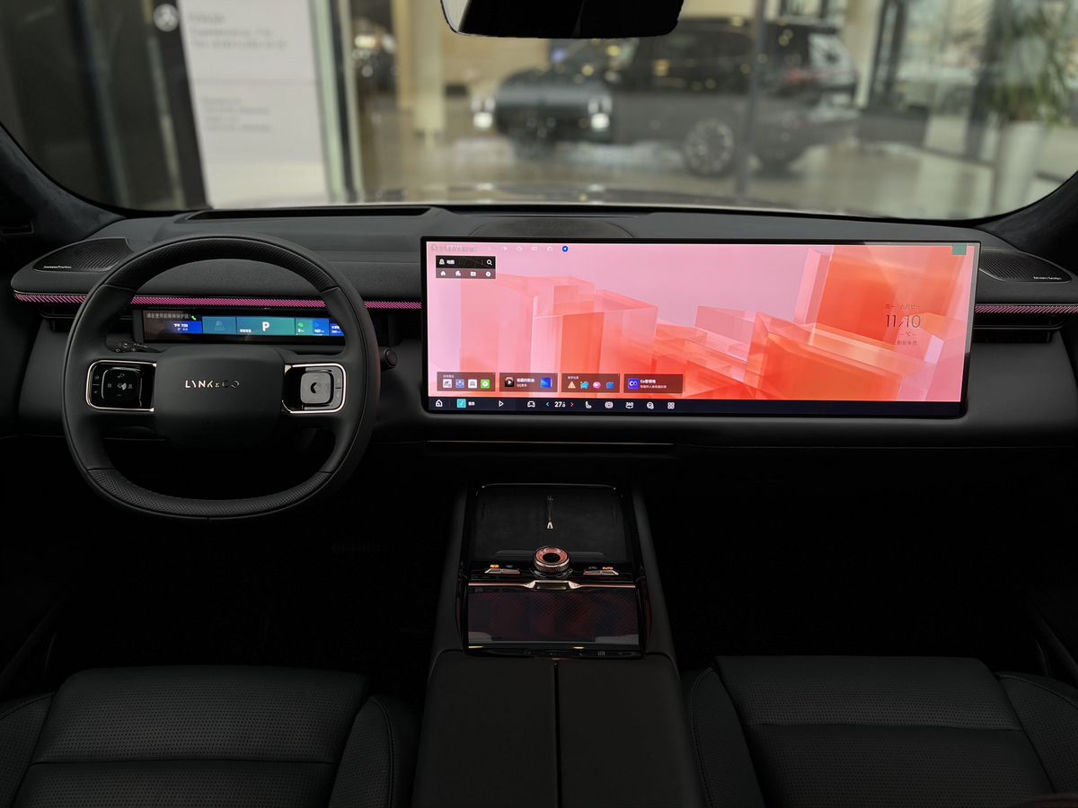 Lynk & Co 900
