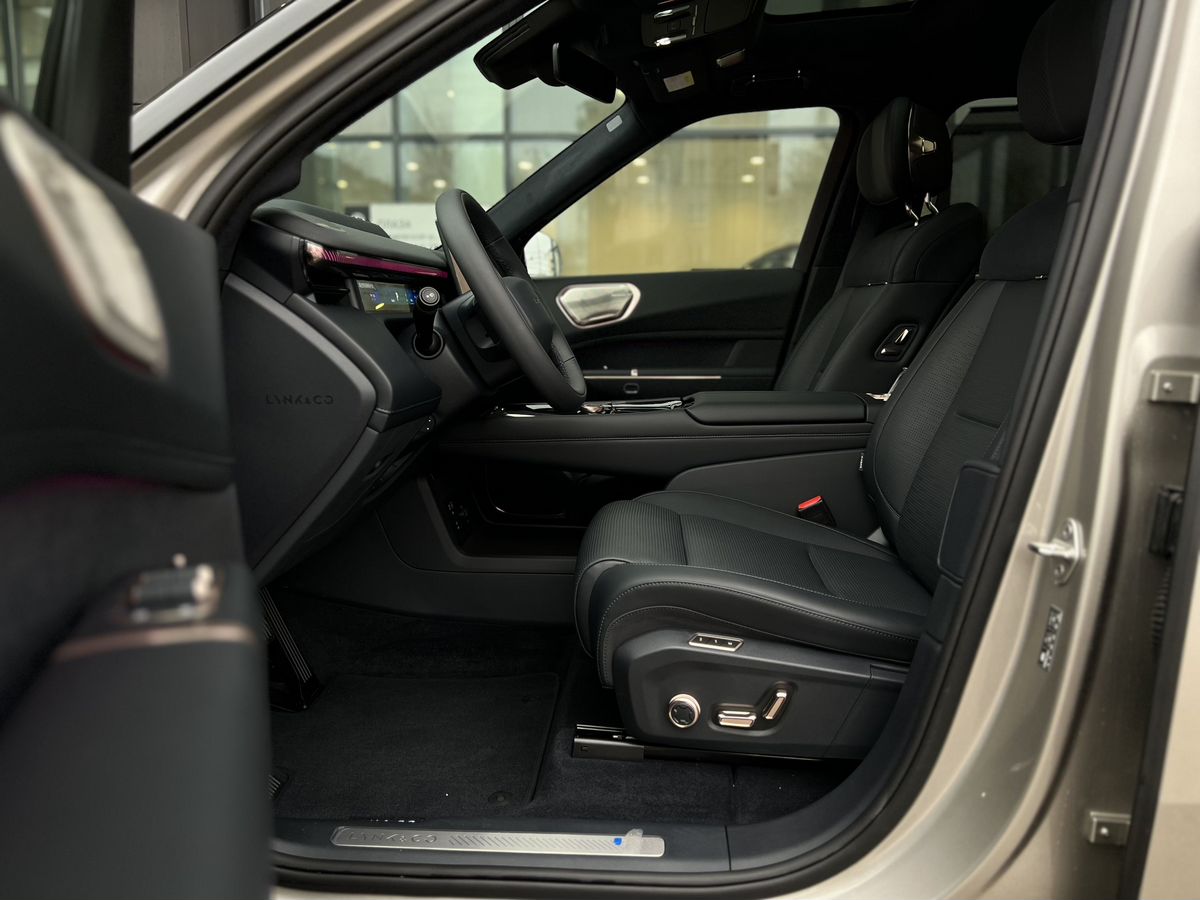 Lynk & Co 900