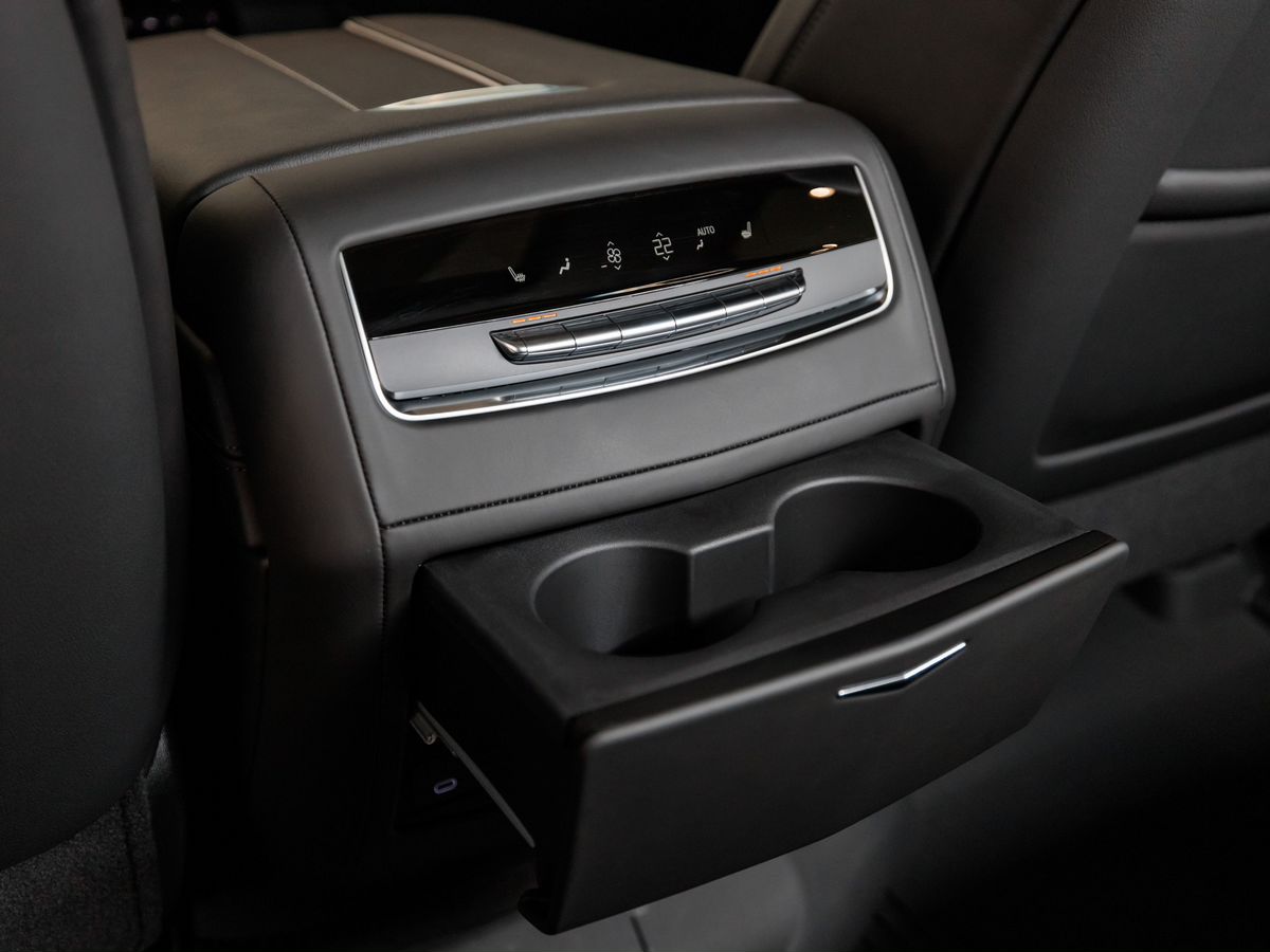 Cadillac Escalade V Рестайлинг 6.2 AT (420 л.с.) 4WD