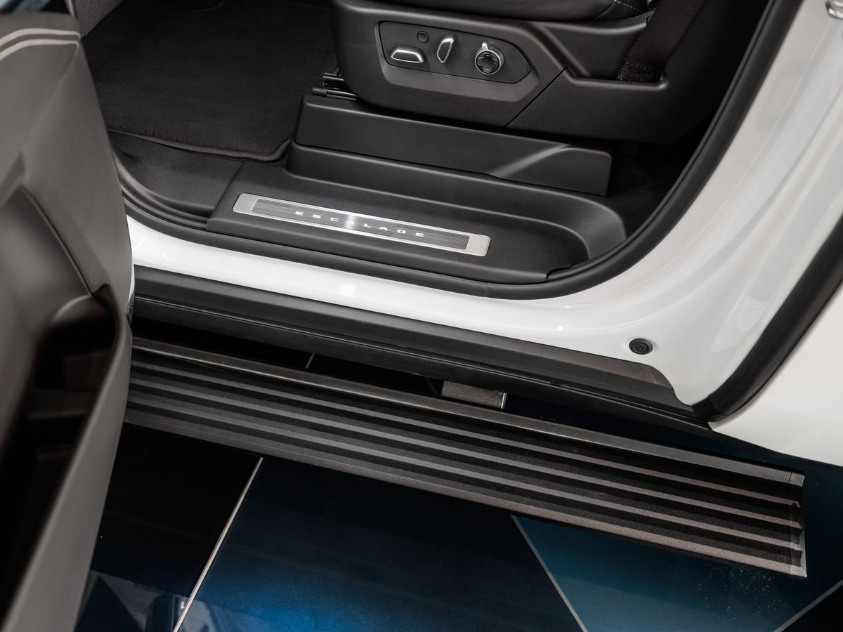 Cadillac Escalade V Рестайлинг ESV 6.2 AT (420 л.с.) 4WD