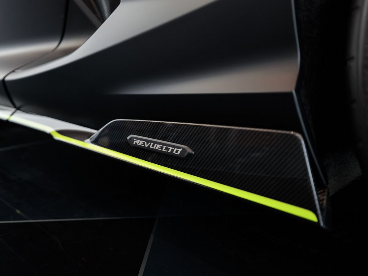Lamborghini Revuelto 6.5hyb AMT (1015 л.с.) 4WD
