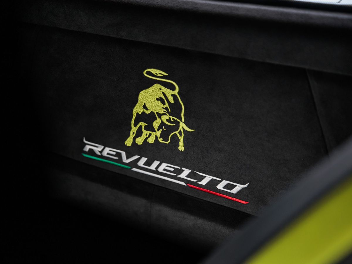 Lamborghini Revuelto 6.5hyb AMT (1015 л.с.) 4WD