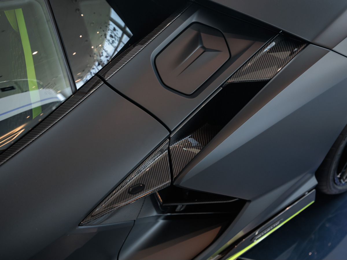 Lamborghini Revuelto 6.5hyb AMT (1015 л.с.) 4WD