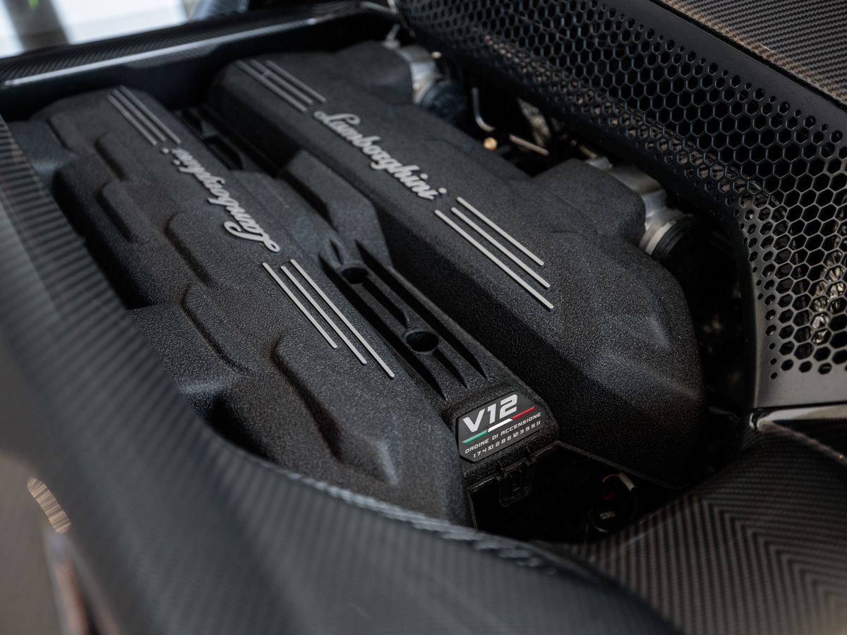 Lamborghini Revuelto 6.5hyb AMT (1015 л.с.) 4WD