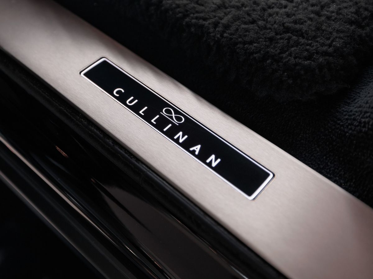 Rolls-Royce Cullinan I Black Badge 6.8 AT (600 л.с.) 4WD