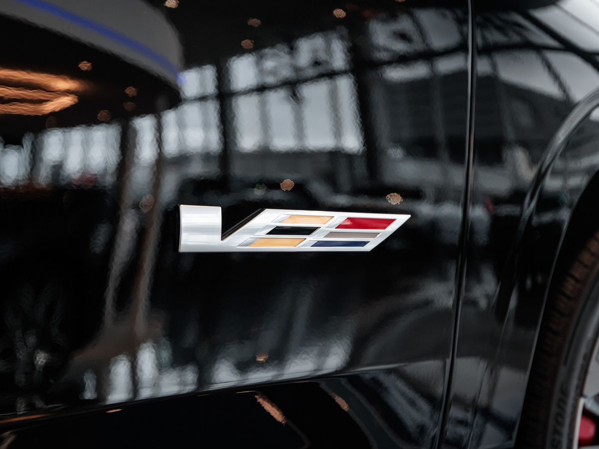 Cadillac Escalade-V I Рестайлинг ESV 6.2 AT (682 л.с.) 4WD