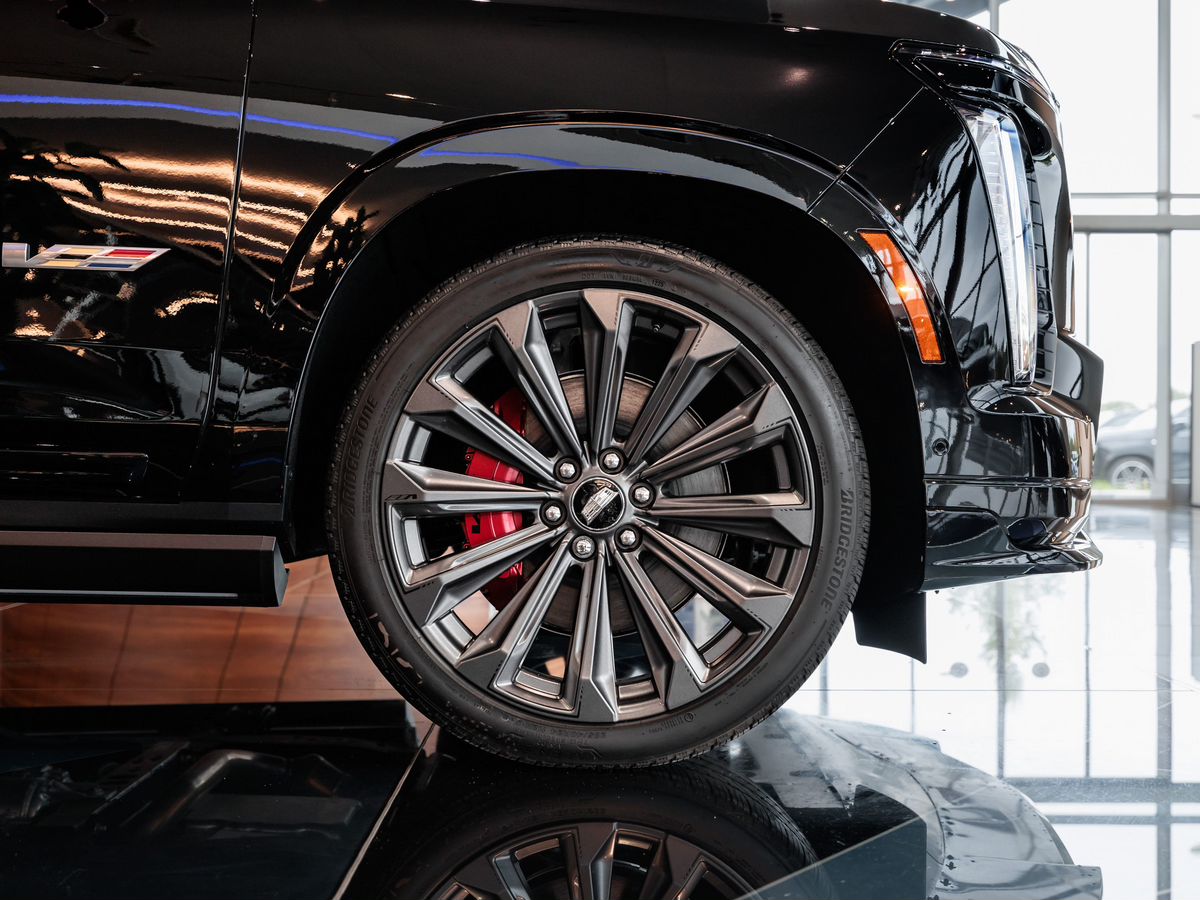 Cadillac Escalade-V I Рестайлинг ESV 6.2 AT (682 л.с.) 4WD