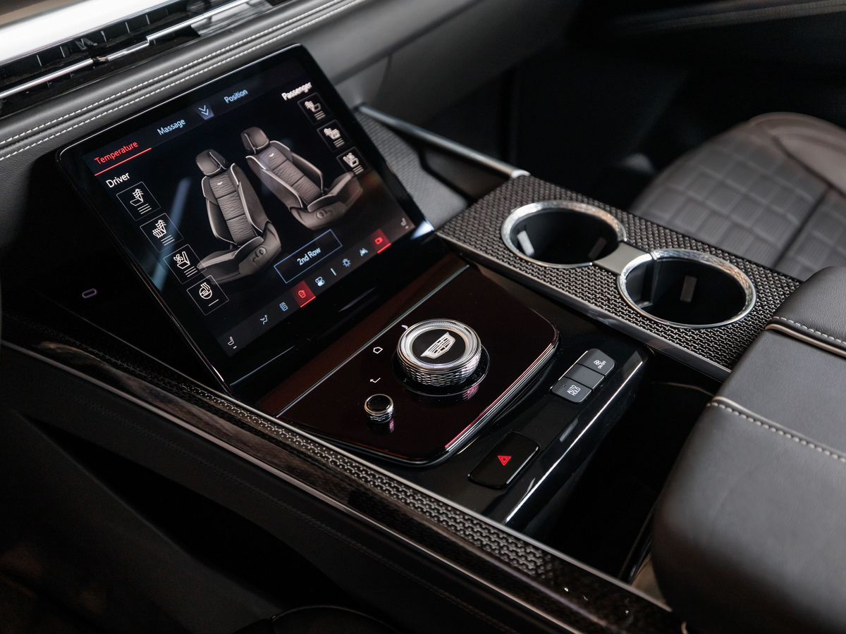 Cadillac Escalade-V I Рестайлинг ESV 6.2 AT (682 л.с.) 4WD