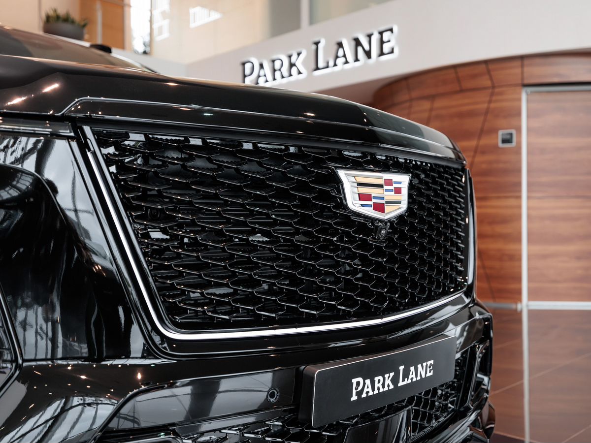 Cadillac Escalade-V I Рестайлинг ESV 6.2 AT (682 л.с.) 4WD