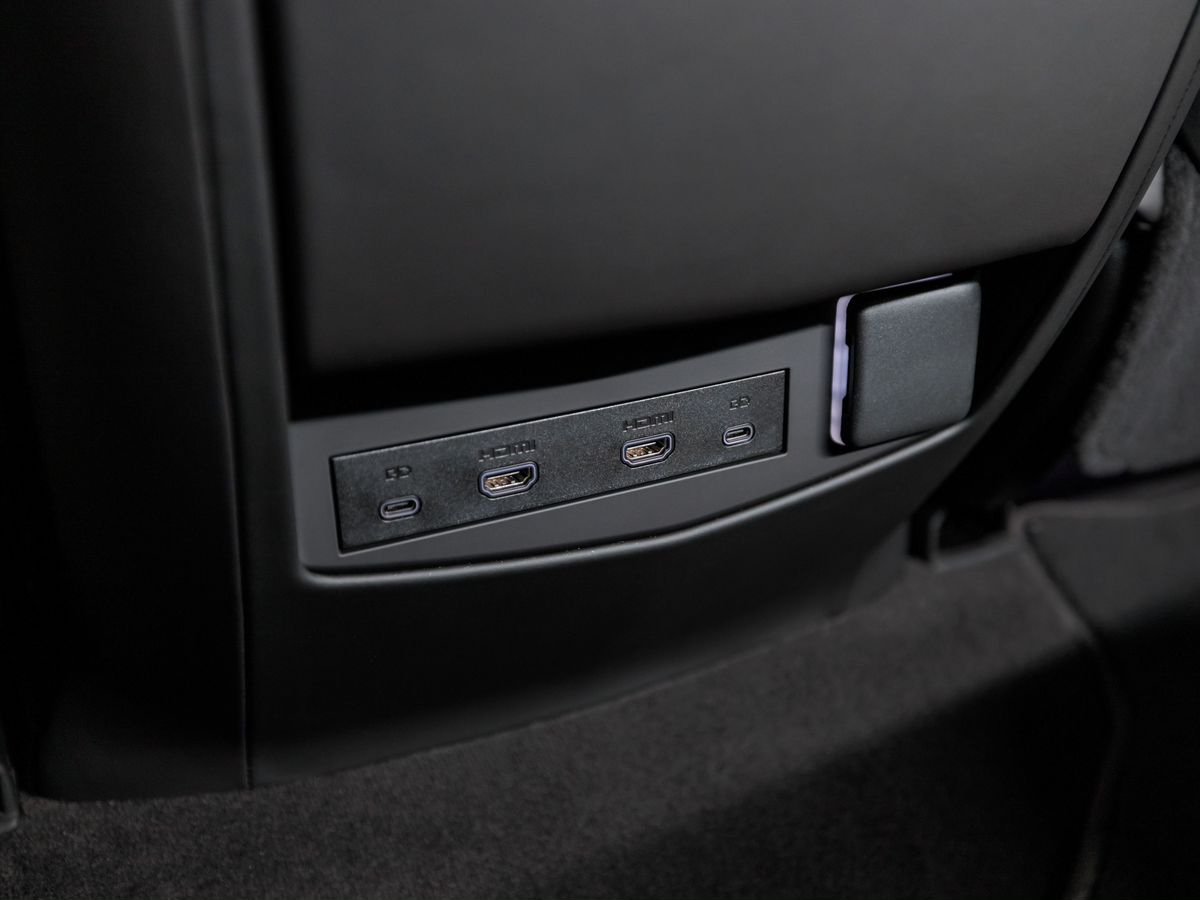 Cadillac Escalade-V I Рестайлинг ESV 6.2 AT (682 л.с.) 4WD