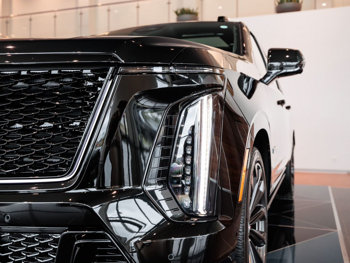 Cadillac Escalade-V I Рестайлинг ESV 6.2 AT (682 л.с.) 4WD