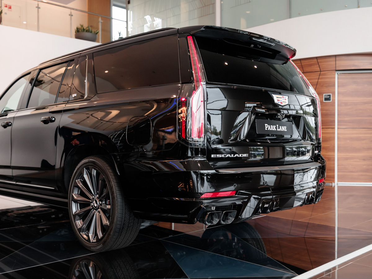 Cadillac Escalade-V I Рестайлинг ESV 6.2 AT (682 л.с.) 4WD