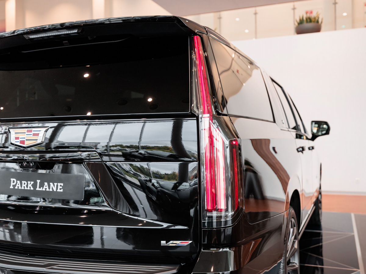 Cadillac Escalade-V I Рестайлинг ESV 6.2 AT (682 л.с.) 4WD