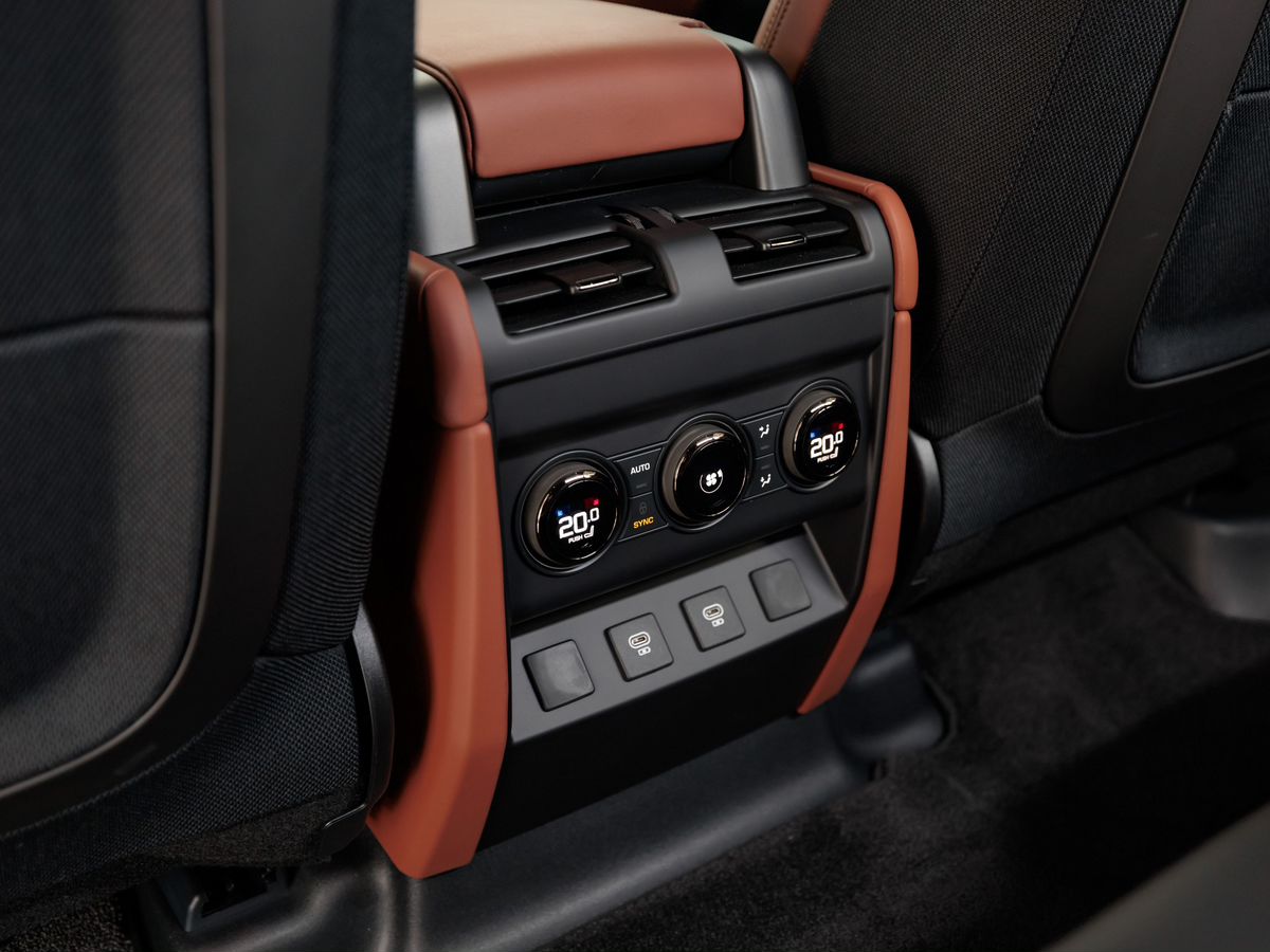 Land Rover Defender II Octa 4.4 AT (635 л.с.) 4WD