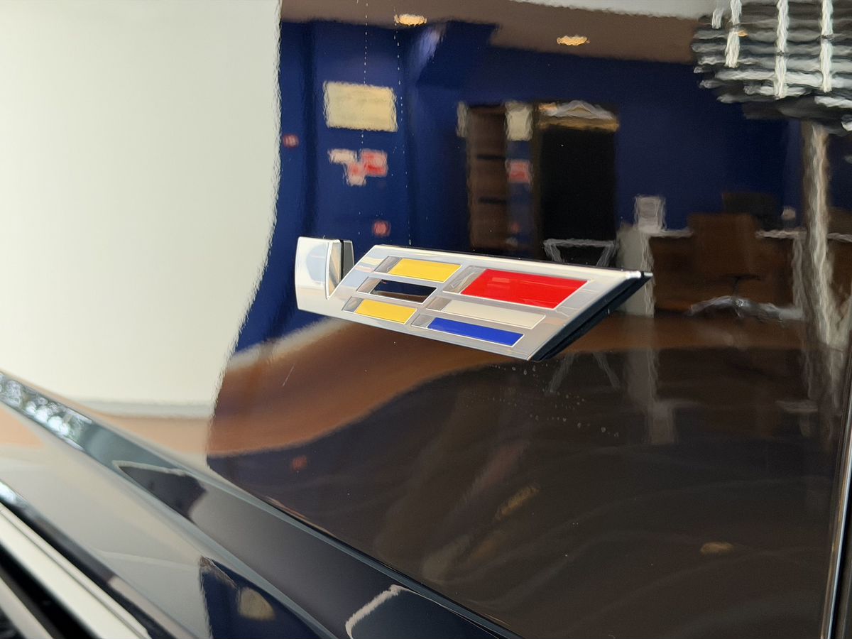 Cadillac Escalade-V I Рестайлинг ESV 6.2 AT (682 л.с.) 4WD