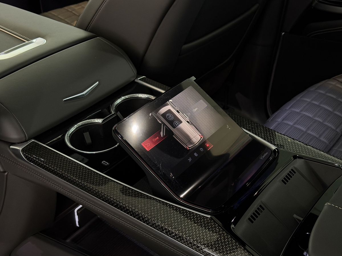 Cadillac Escalade-V I Рестайлинг ESV 6.2 AT (682 л.с.) 4WD