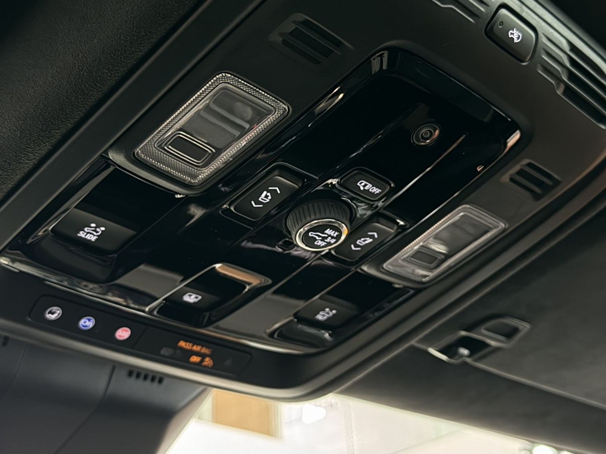 Cadillac Escalade-V I Рестайлинг ESV 6.2 AT (682 л.с.) 4WD