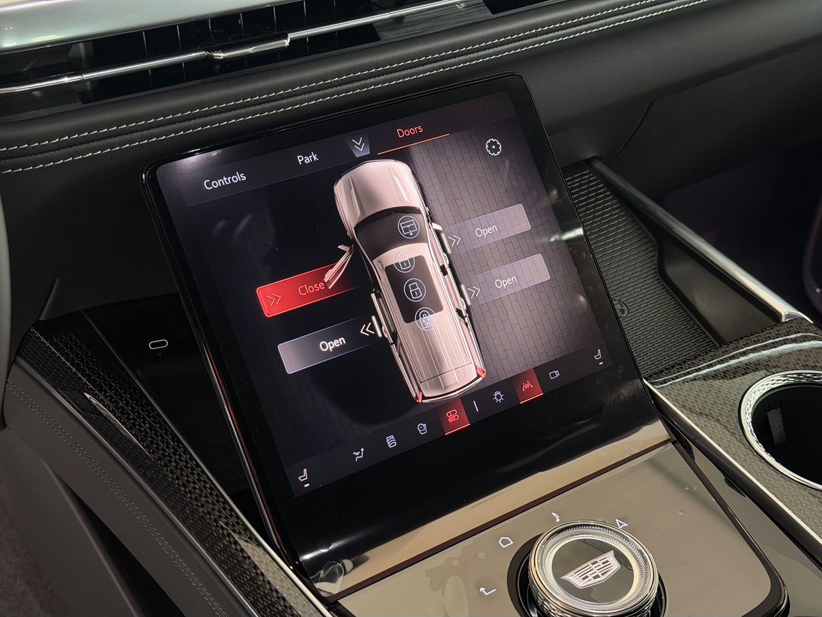 Cadillac Escalade-V I Рестайлинг ESV 6.2 AT (682 л.с.) 4WD