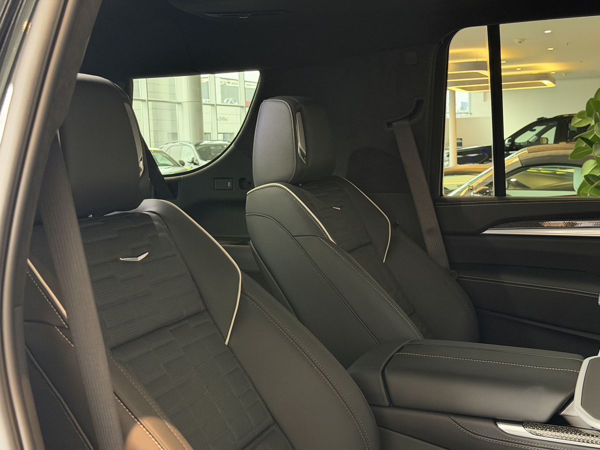 Cadillac Escalade-V I Рестайлинг ESV 6.2 AT (682 л.с.) 4WD