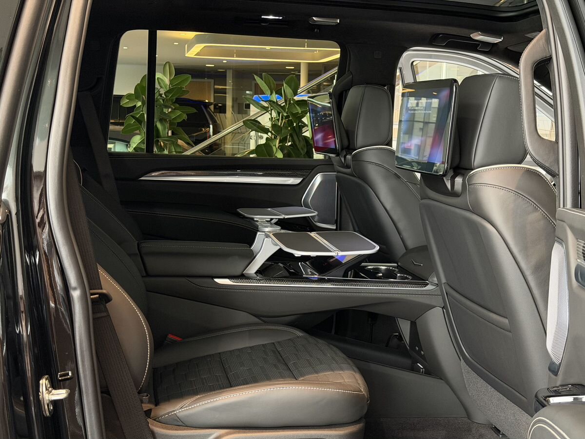 Cadillac Escalade-V I Рестайлинг ESV 6.2 AT (682 л.с.) 4WD