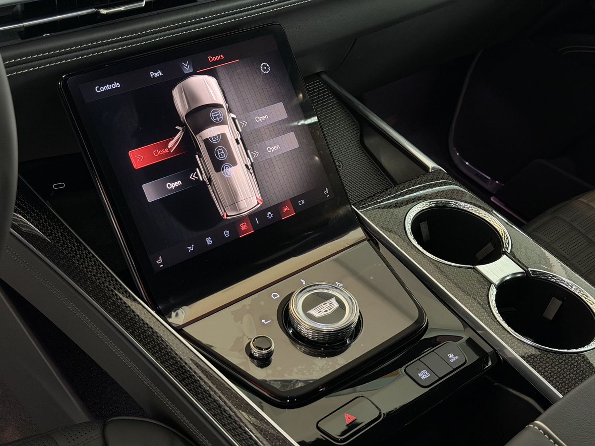 Cadillac Escalade-V I Рестайлинг ESV 6.2 AT (682 л.с.) 4WD