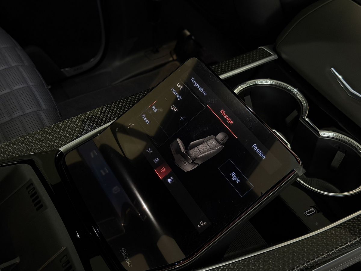 Cadillac Escalade-V I Рестайлинг ESV 6.2 AT (682 л.с.) 4WD