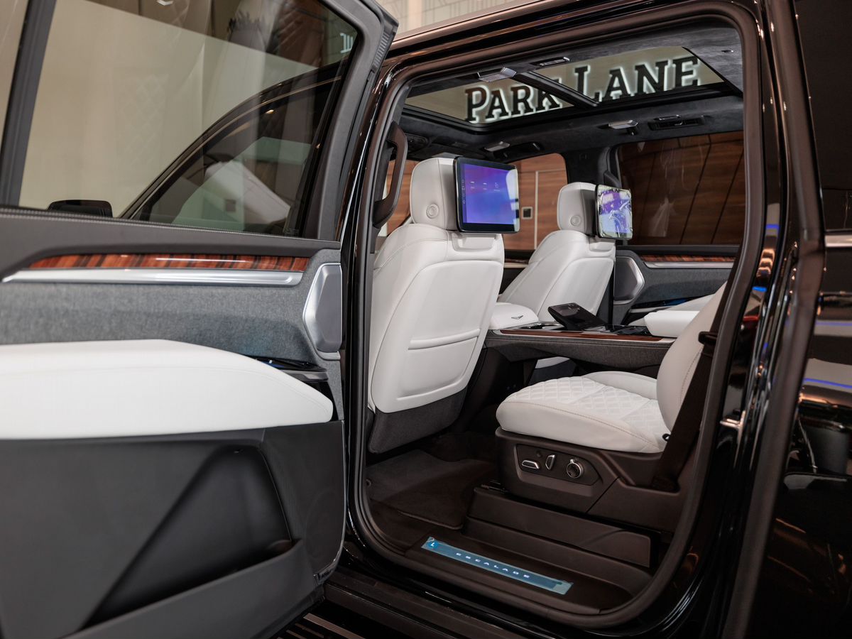 Cadillac Escalade V Рестайлинг ESV 6.2 AT (420 л.с.) 4WD