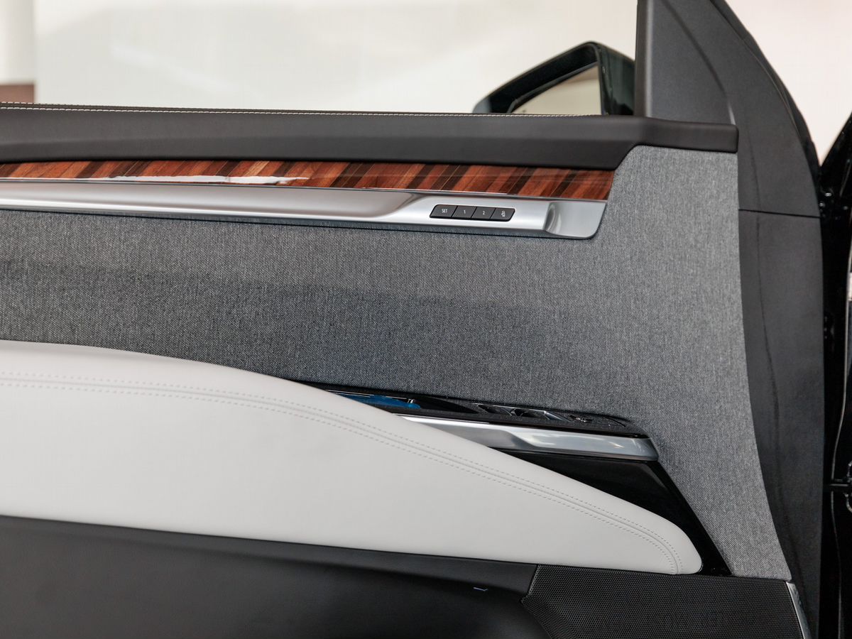 Cadillac Escalade V Рестайлинг ESV 6.2 AT (420 л.с.) 4WD