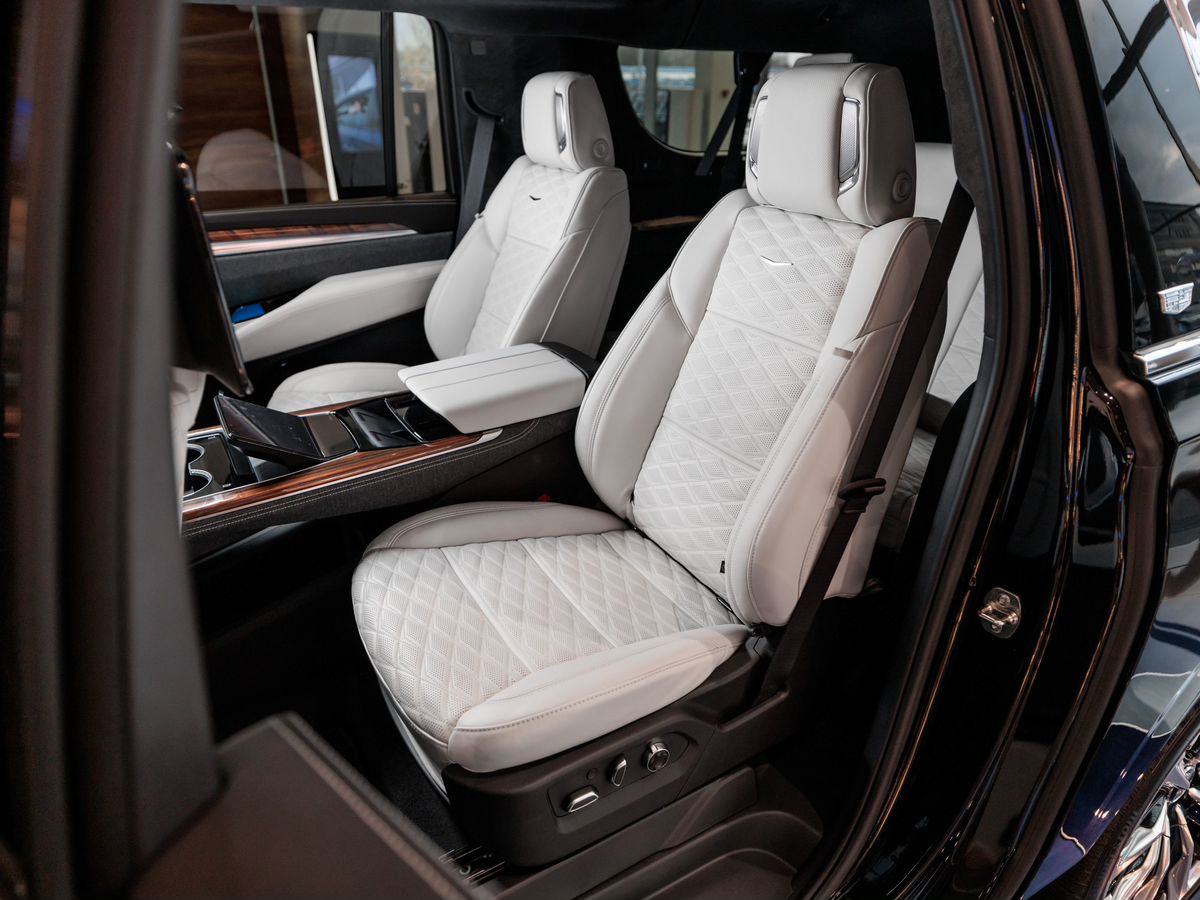 Cadillac Escalade V Рестайлинг ESV 6.2 AT (420 л.с.) 4WD