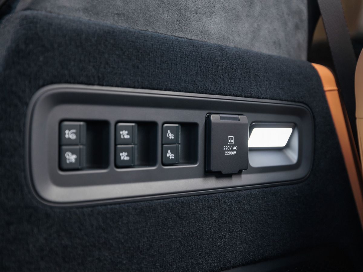 Zeekr 9X 55 kWh 2.0hyb AT (898 л.с.) 4WD