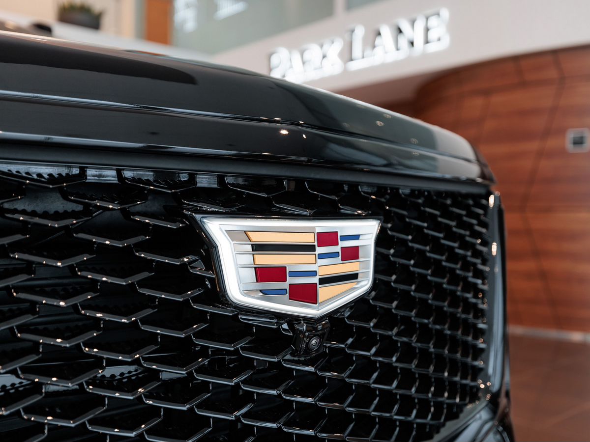 Cadillac Escalade V Рестайлинг 6.2 AT (420 л.с.) 4WD