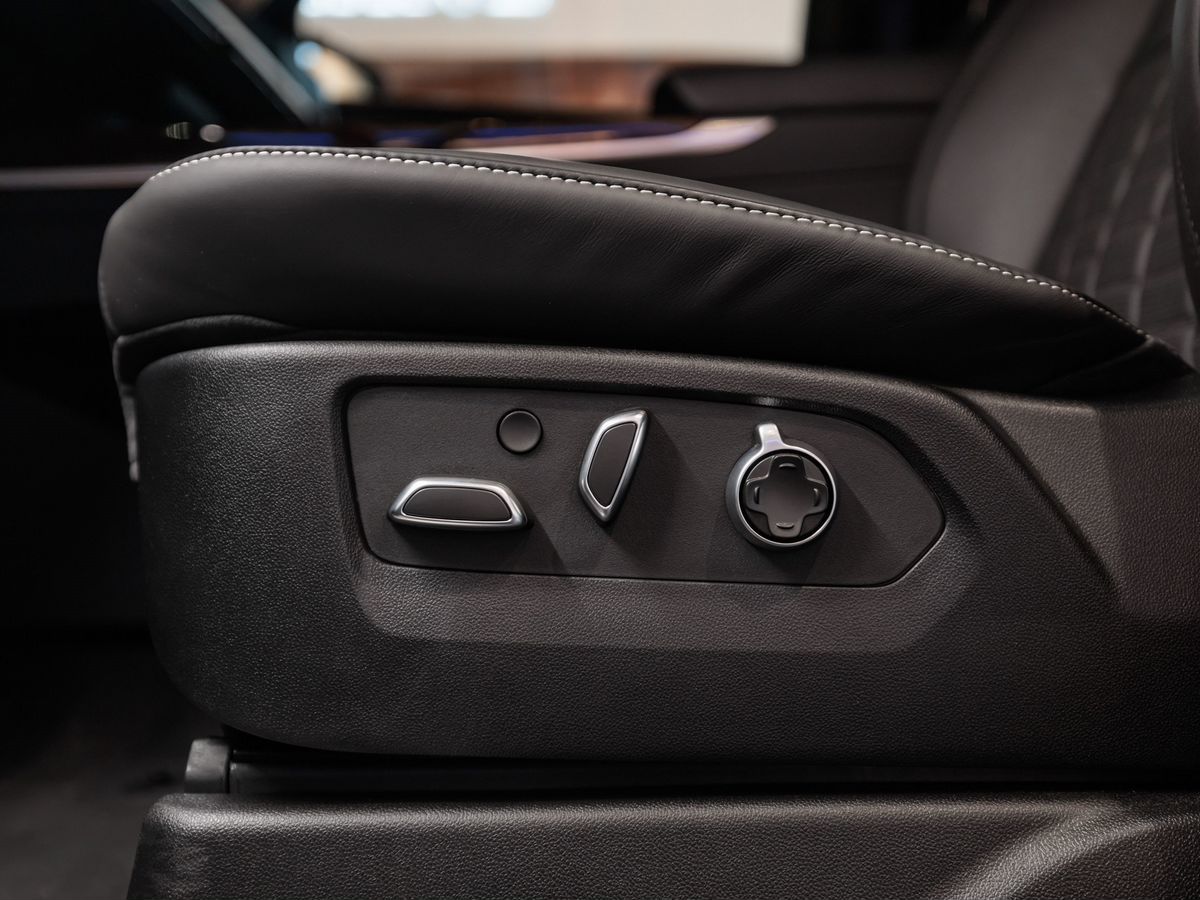 Cadillac Escalade V Рестайлинг ESV 6.2 AT (420 л.с.) 4WD