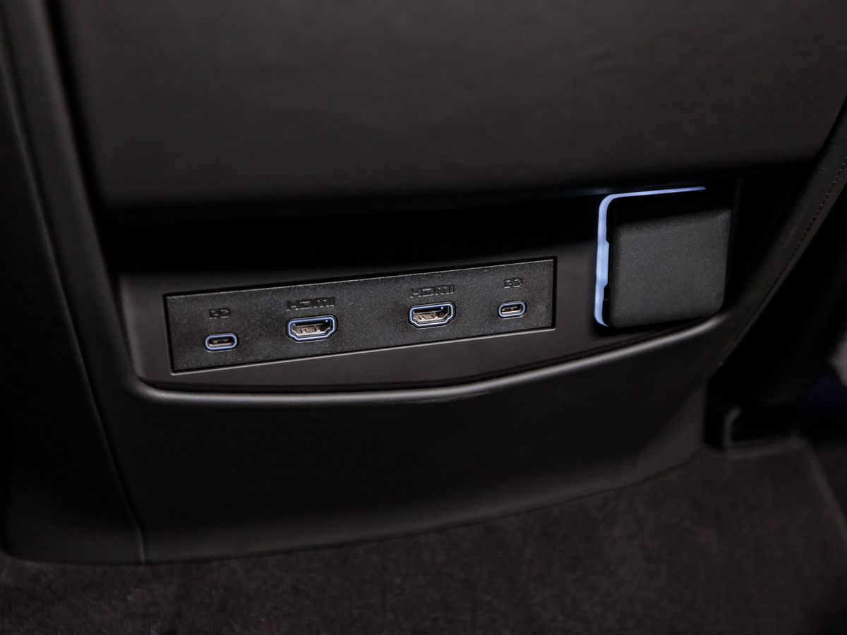 Cadillac Escalade V Рестайлинг ESV 6.2 AT (420 л.с.) 4WD