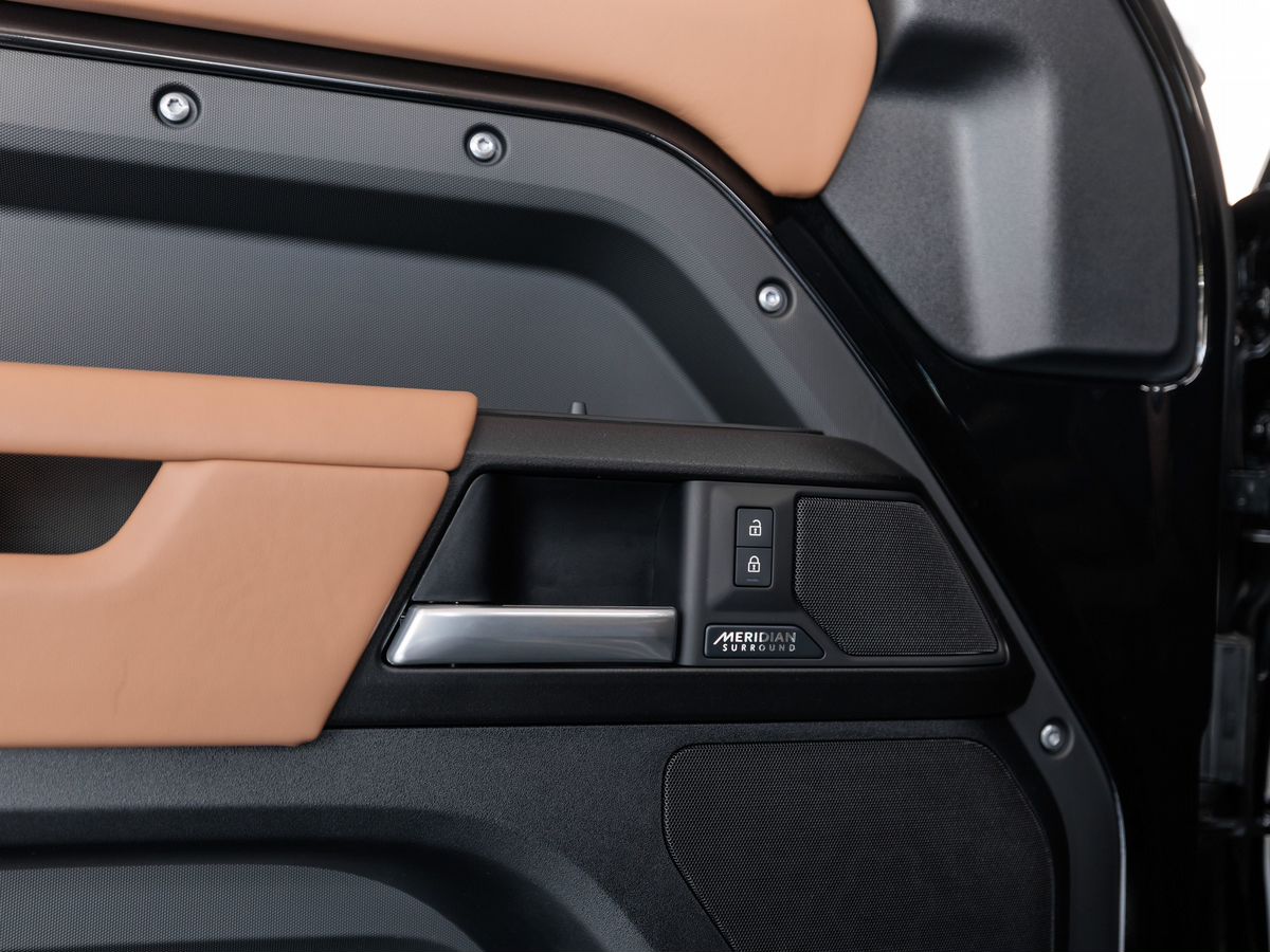 Land Rover Defender II 110 3.0d AT (249 л.с.) 4WD