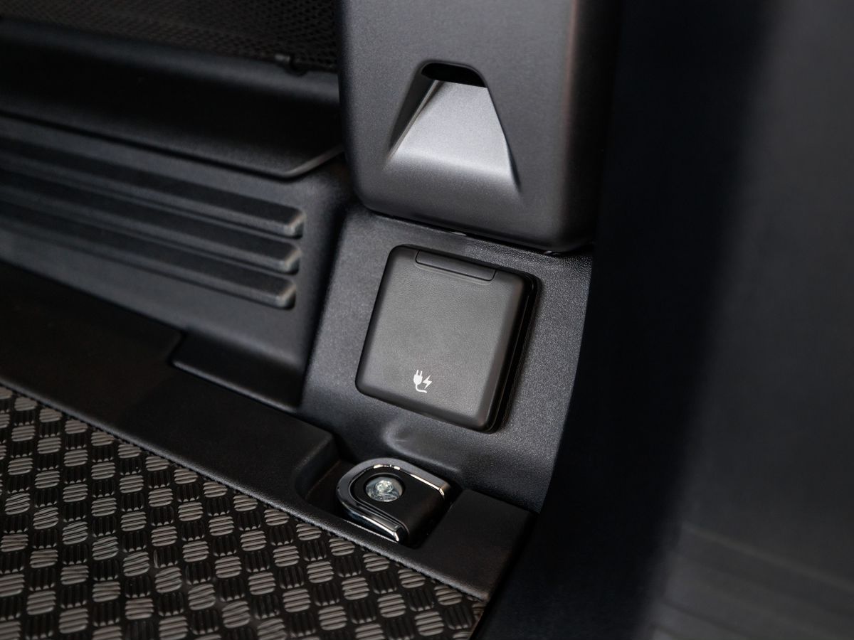 Land Rover Defender II 110 3.0d AT (249 л.с.) 4WD