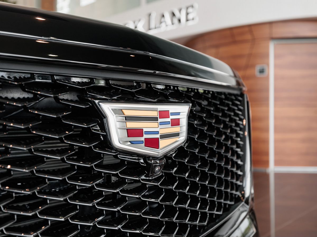 Cadillac Escalade V Рестайлинг ESV 6.2 AT (420 л.с.) 4WD