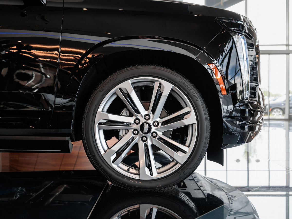 Cadillac Escalade V Рестайлинг ESV 6.2 AT (420 л.с.) 4WD