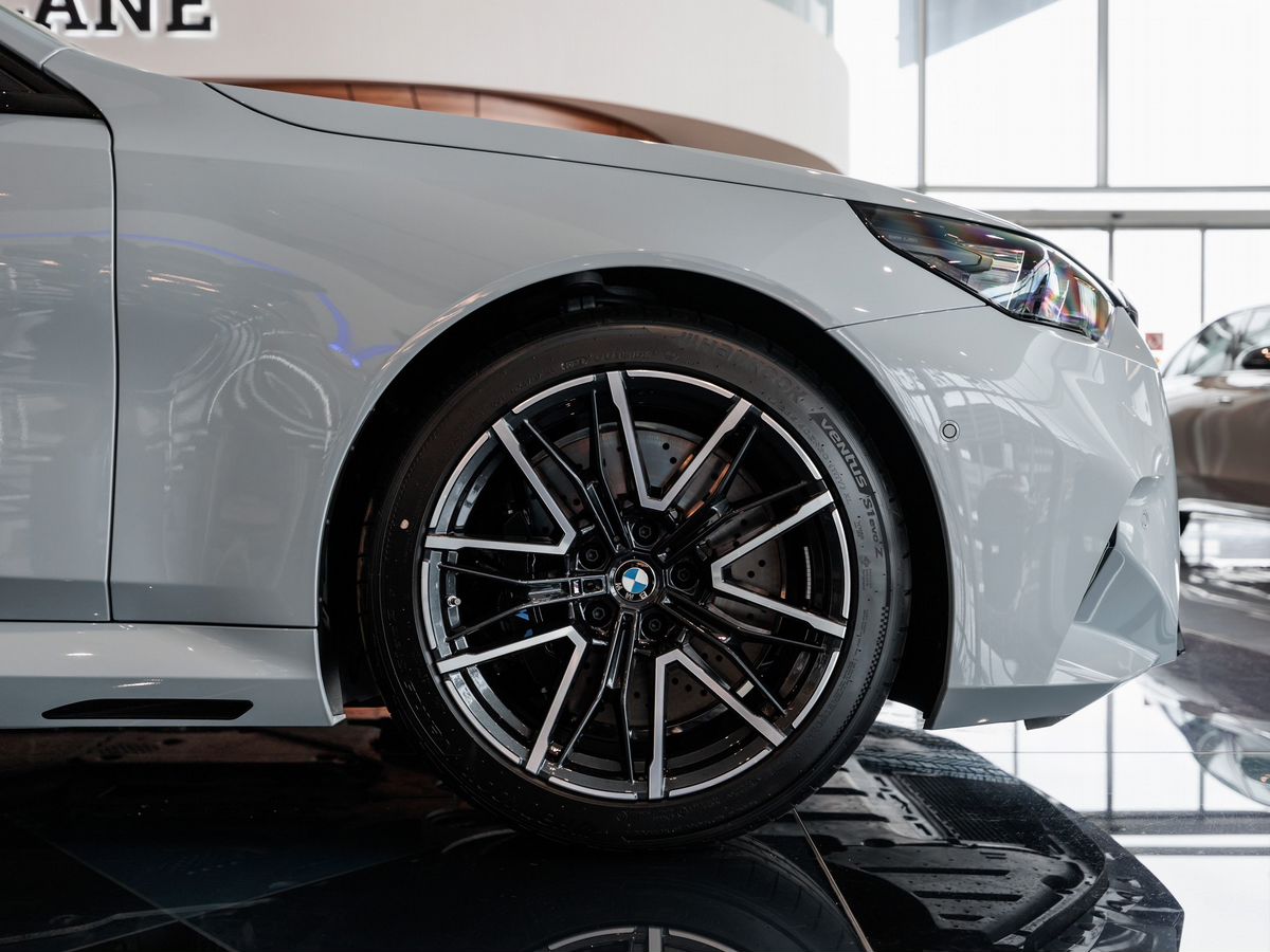 BMW M5 VII (G90) 4.4hyb AT (727 л.с.) 4WD