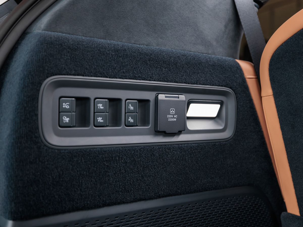 Zeekr 9X 55 kWh 2.0hyb AT (898 л.с.) 4WD