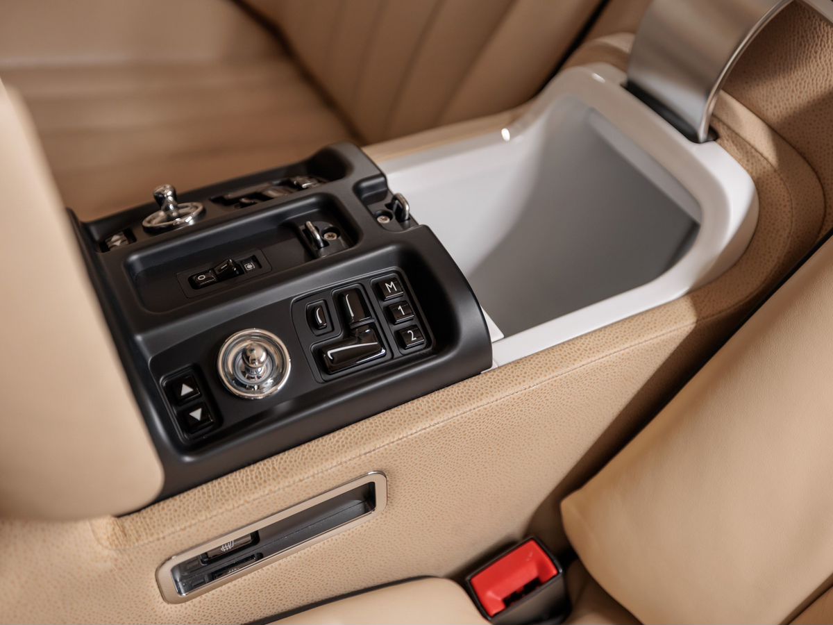 Rolls-Royce Phantom VII Long 6.8 AT (460 л.с.)