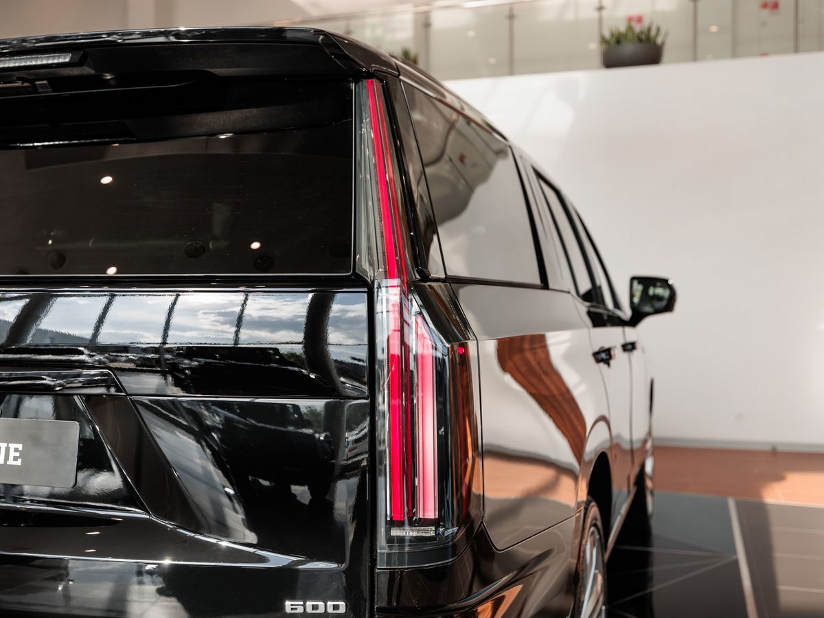 Cadillac Escalade V Рестайлинг 6.2 AT (420 л.с.) 4WD