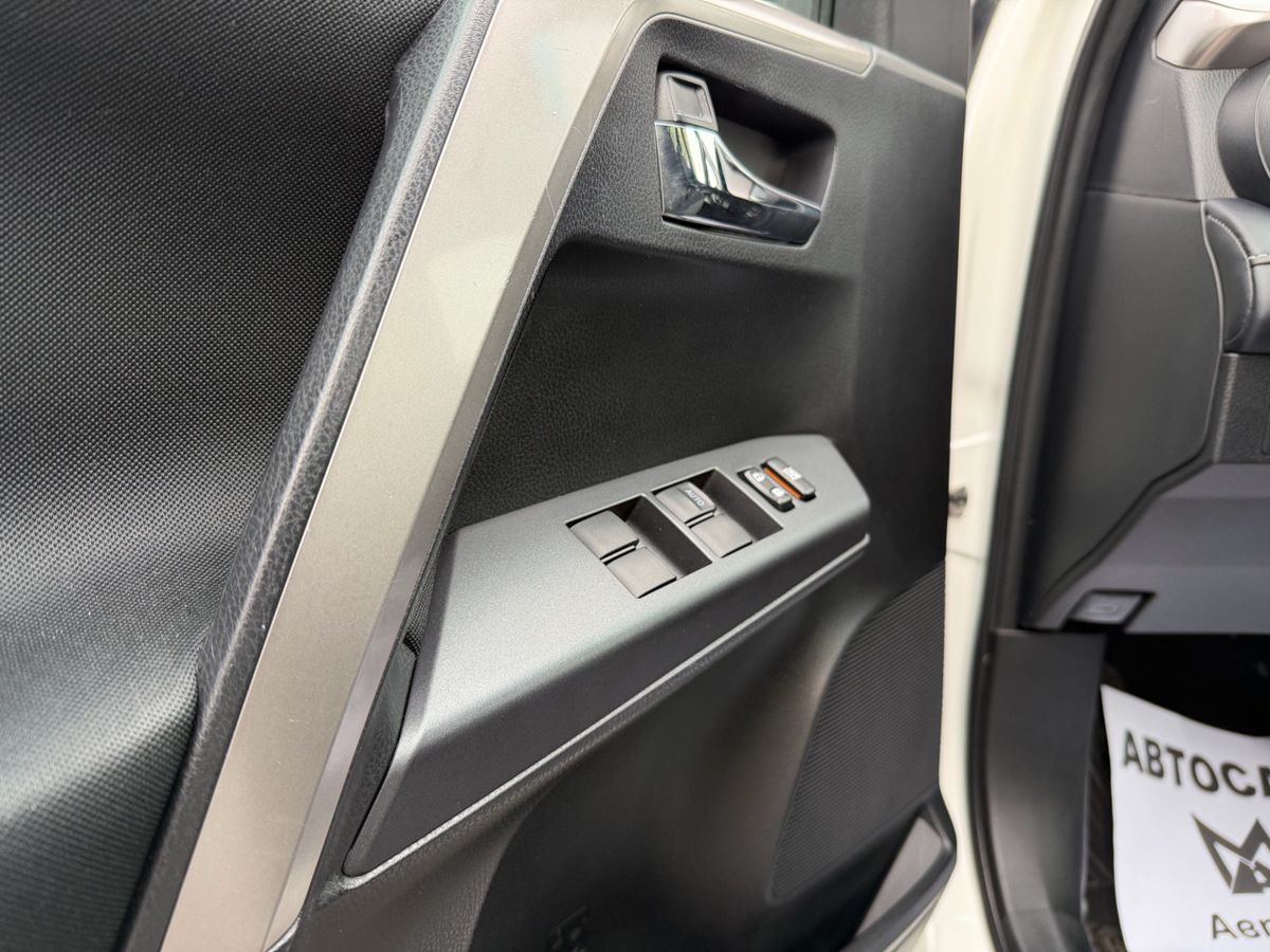 Toyota RAV4 2018 — фото 11
