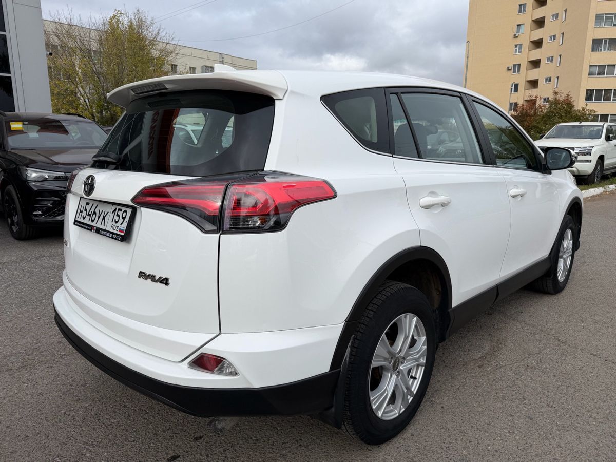 Toyota RAV4 2018 — фото 3