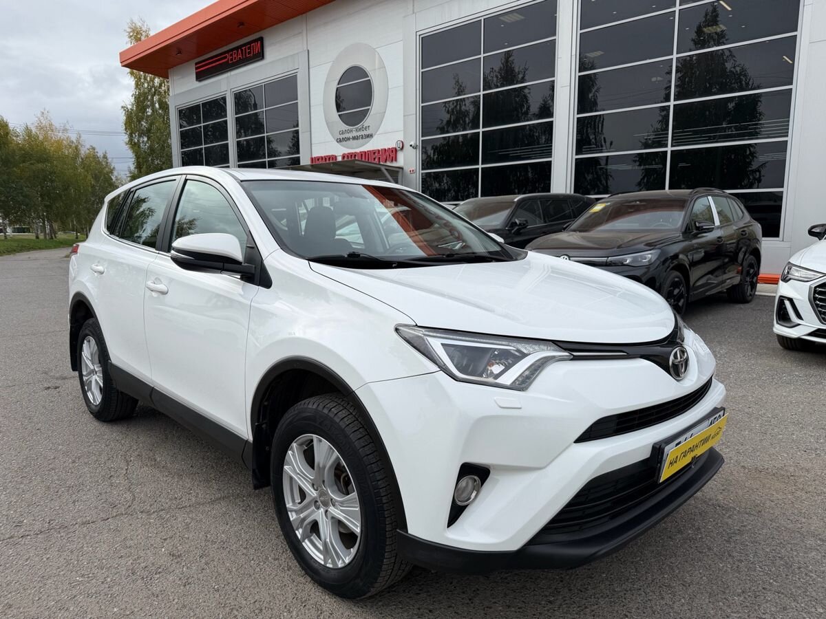 Toyota RAV4 2018 — общий вид