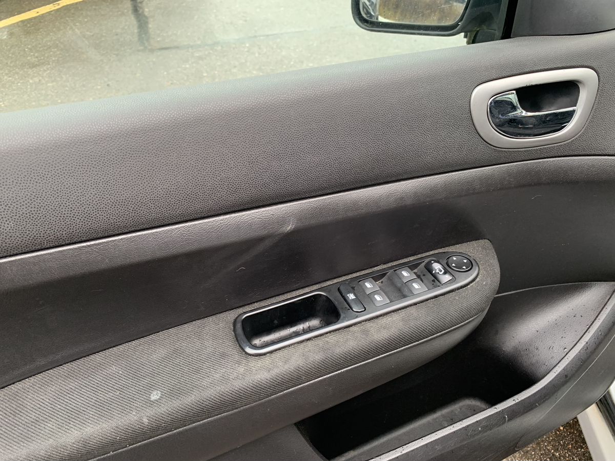 Peugeot 307 999 2002 г.в., 234 030 км.