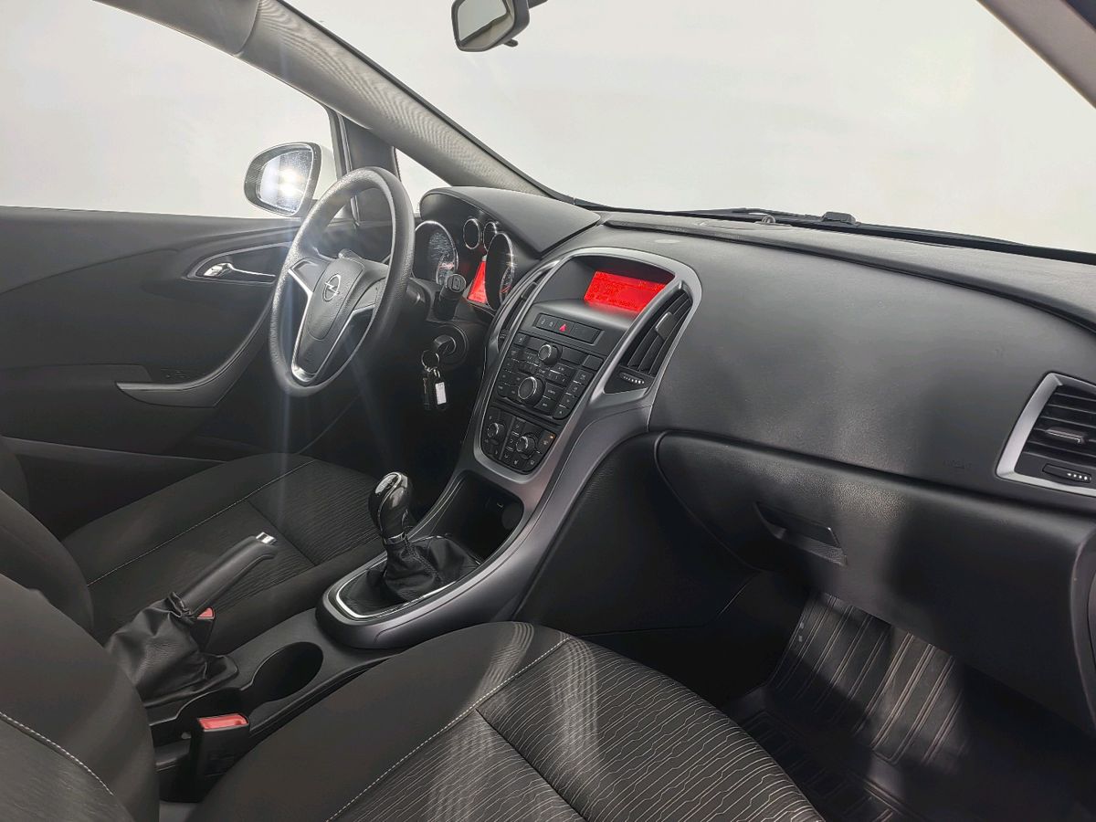 Opel Astra Active 2013 г.в., 97 087 км.