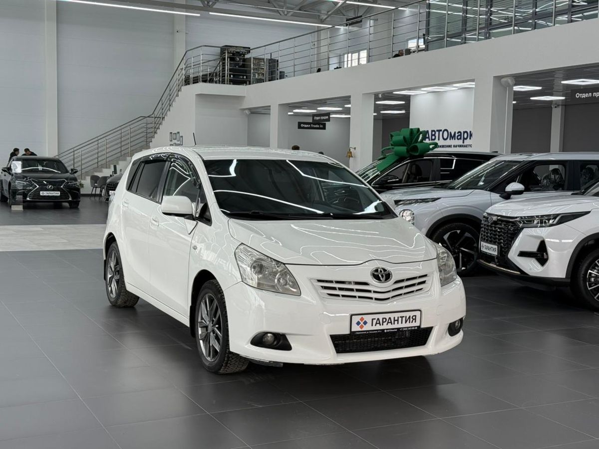 Toyota Verso I 1.8 CVT (147 л.с.) Престиж 2012