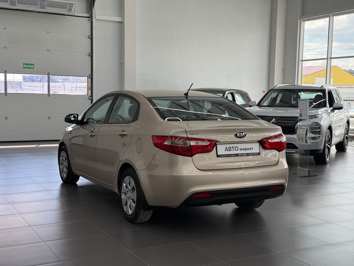 Kia Rio III 5-speed 1.6 MT (123 л.с.) Prestige 2013 — фото 2