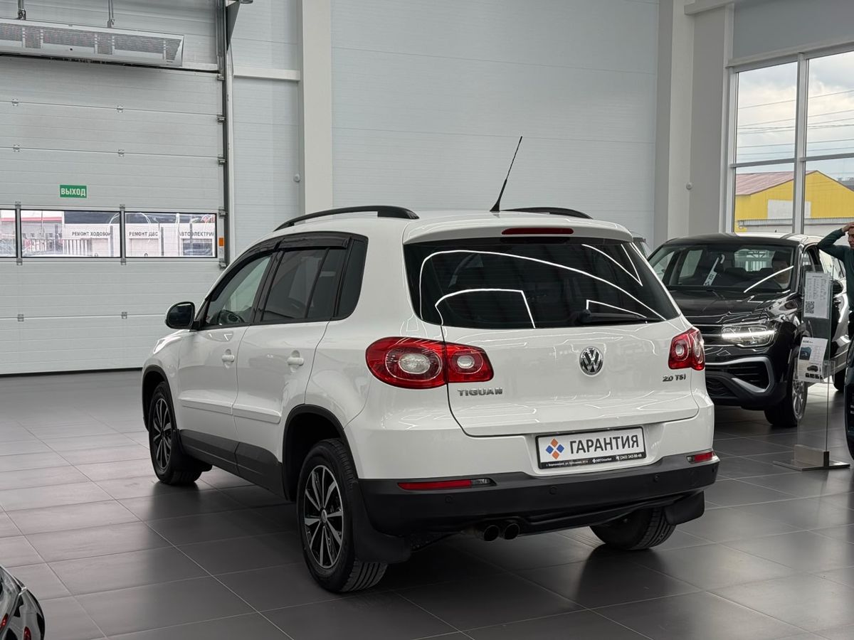 Volkswagen Tiguan I 2.0 AT (170 л.с.) 4WD 2009 — фото 2