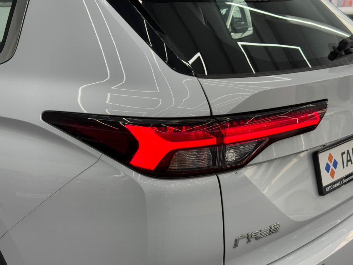 Mitsubishi Outlander IV 1.5 CVT (163 л.с.) 4WD Exclusive Edition AWD 2022 — фото 3